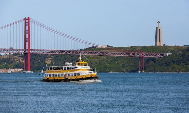 Passeio de barco no Rio Tejo em Lisboa