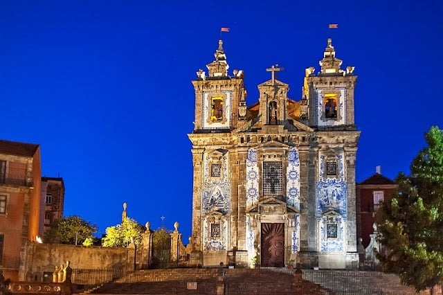 Igreja de Santo Ildefonso à noite