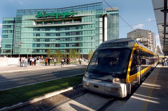 Metrô passando por El Corte Inglés