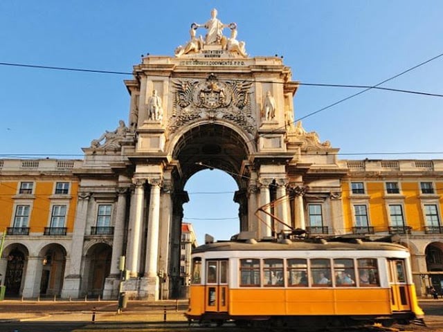 Passeio de elétrico 28 e Arco da Rua Augusta