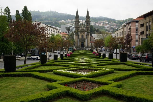 Torres características da Igreja da Consolação e jardim