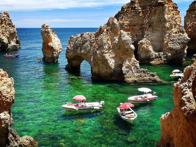 Falésias e formações rochosas na praia da Ponta da Piedade