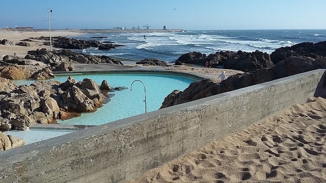 Vista da praia de Leça da Palmeira e piscina