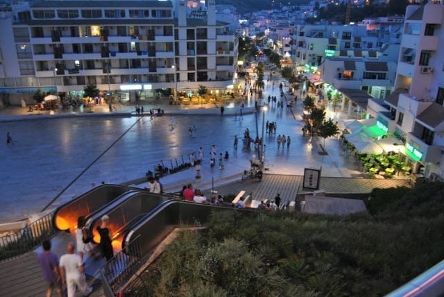 Caminhada pelo centro à noite em Albufeira