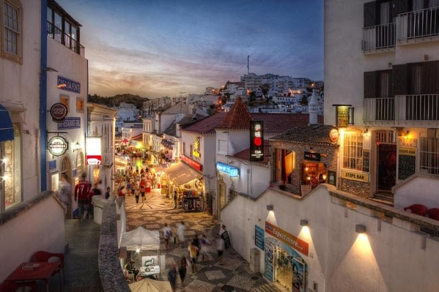 Passeio no centro histórico em Albufeira