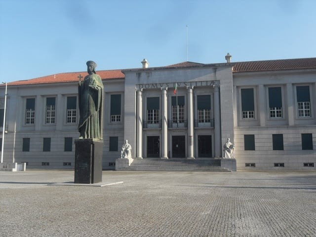 Escultura da Condessa Mumadona em Guimarães