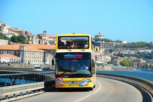 Passeio de ônibus amarelo pelo centro do Porto