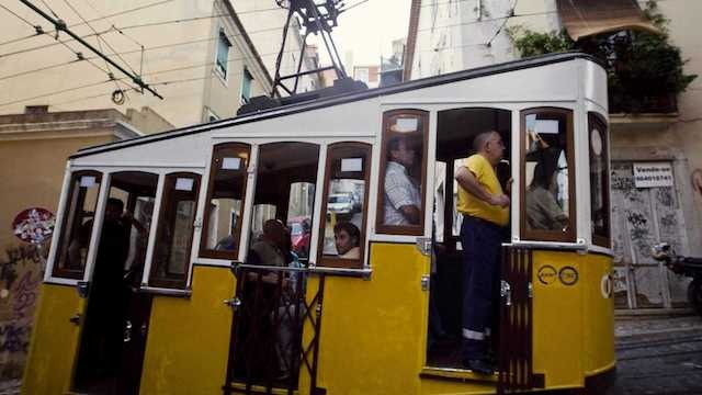 Elevador da Bica subindo para o Bairro Alto