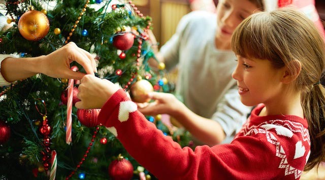 Família montando a árvore de Natal