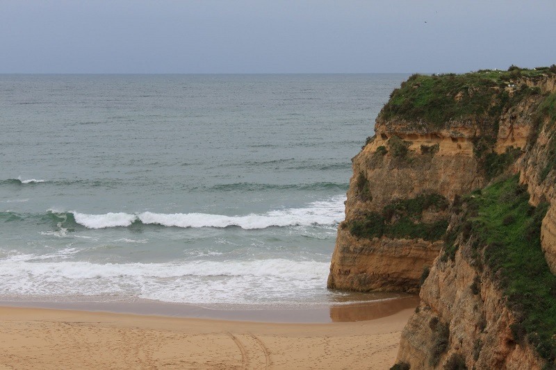 Praia de Portimão com tempo fechado no inverno