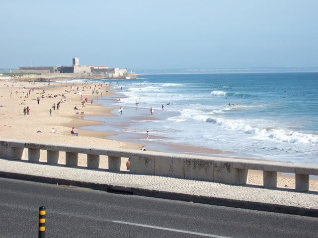 Praia de Carcavelos na linha de Cascais