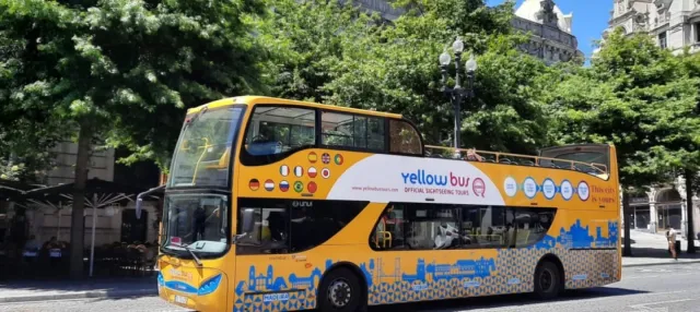 Passeio de ônibus turístico no Porto