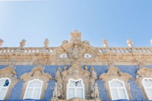 Detalhes da fachada do Palácio do Raio