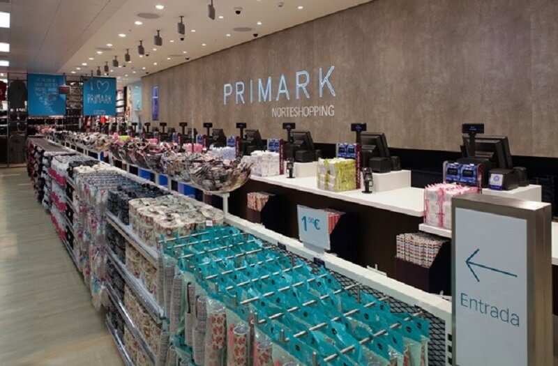 Caixa da loja Primark no Porto