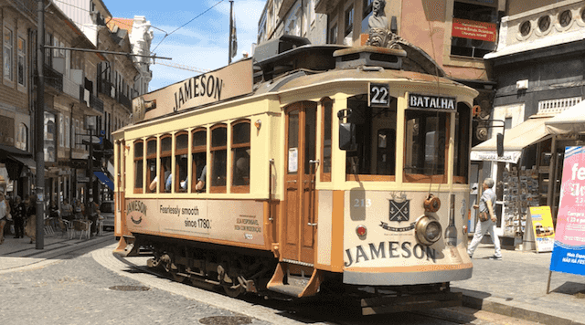 Elétrico na Praça da Batalha