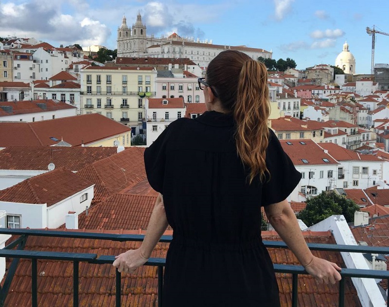 Turista apreciando vista de Lisboa em Portugal