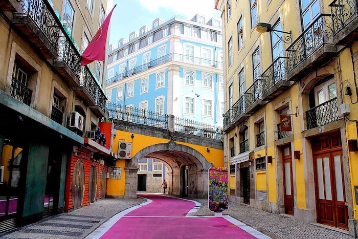 Rua cor-de-rosa em Lisboa