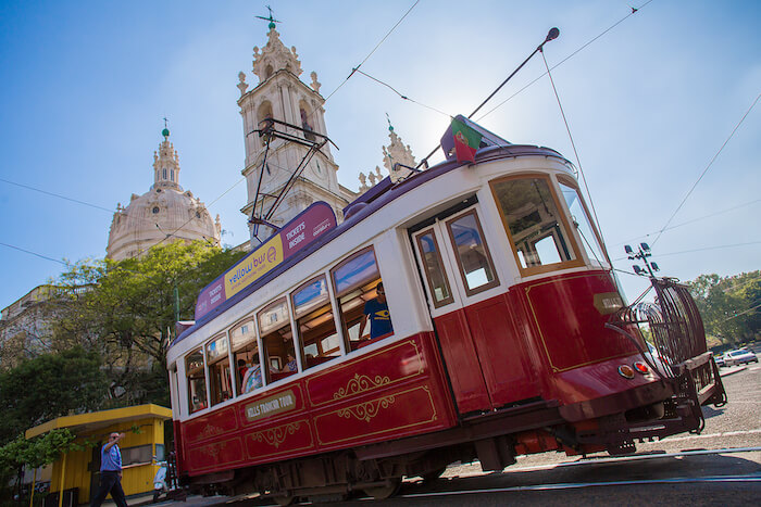 Elétrico Vermelho na Basílica da Estrela em Lisboa