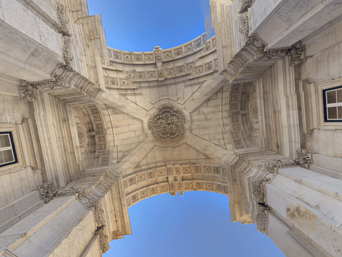 Arco da Rua Augusta visto de baixo