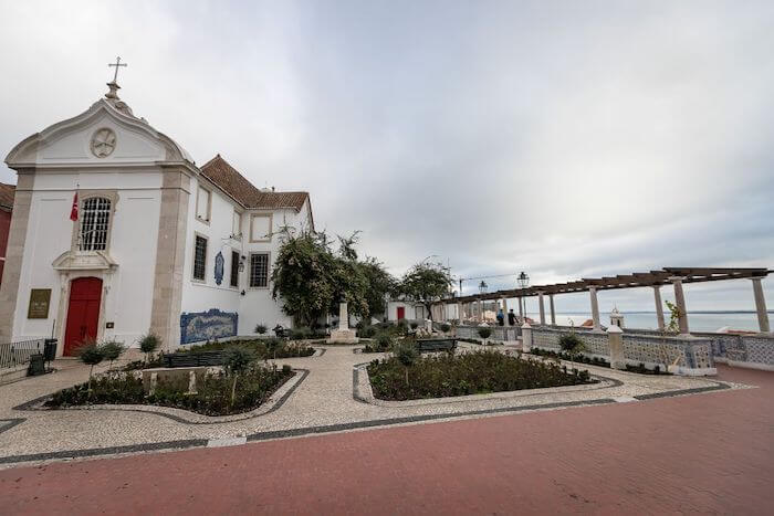 Jardim e Miradouro de Santa Luzia em Lisboa