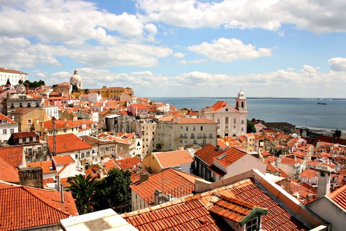 Vista do Miradouro de Santa Luzia em Lisboa - cúpula