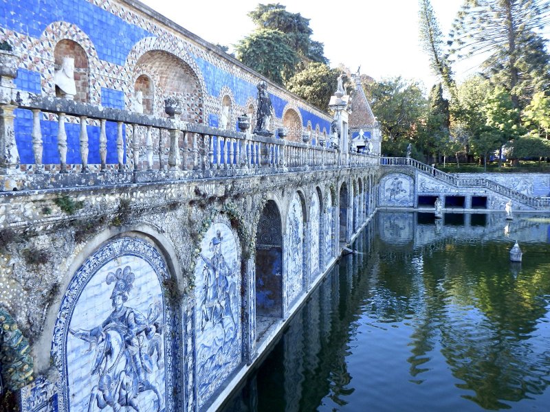 Azulejos que representam ancestrais da família Fronteira