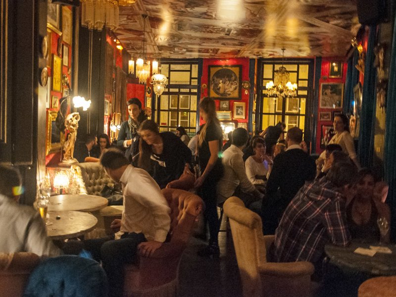 Movimento no bar Pensão do Amor em Lisboa