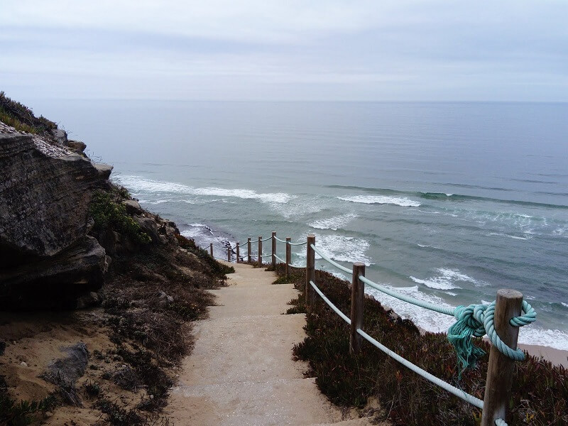 Escadas no caminho para Praia da Aguda em Sintra