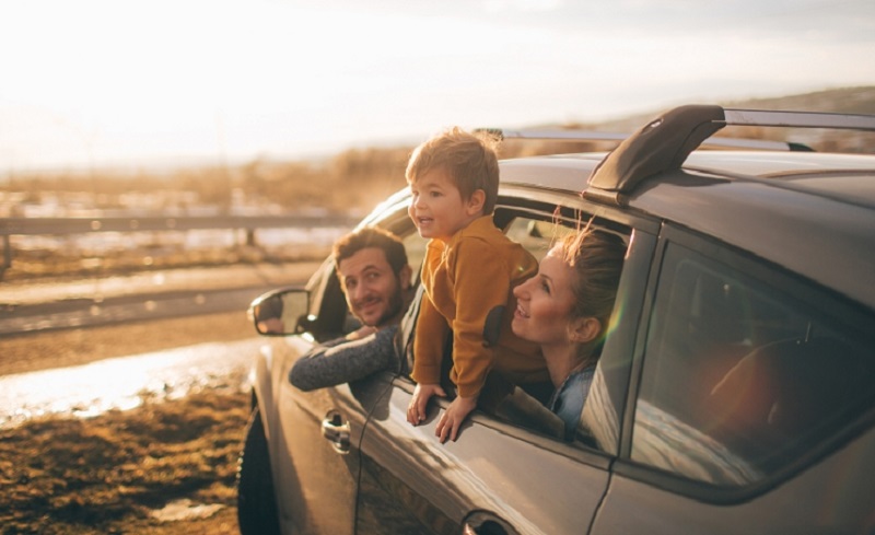 Família em carro por Portugal