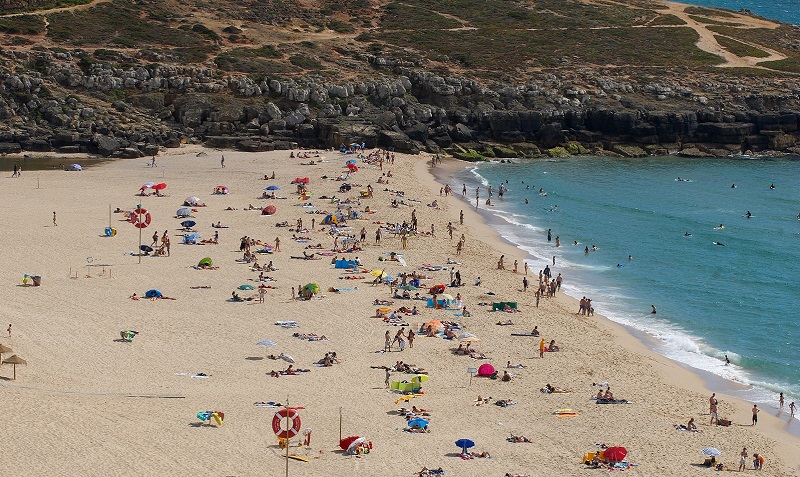 Visitantes da Praia da Foz do Lizandro em Sintra