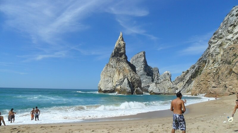 Visitantes na Praia da Ursa em Sintra