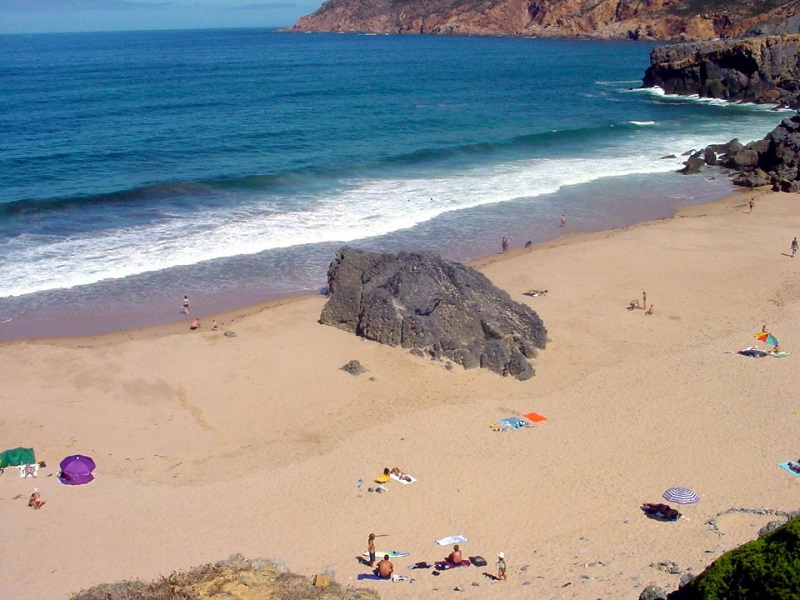 Visitantes na Praia do Abano em Sintra