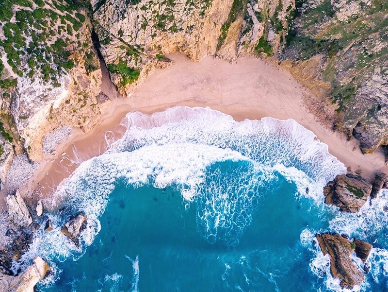 Vista aérea da Praia da Ursa em Sintra