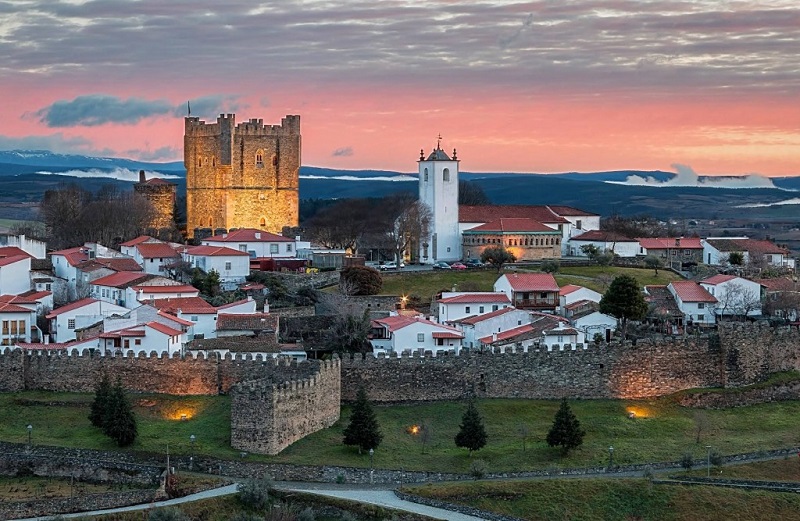 Cidade de Bragança e Sol se pondo ao fundo