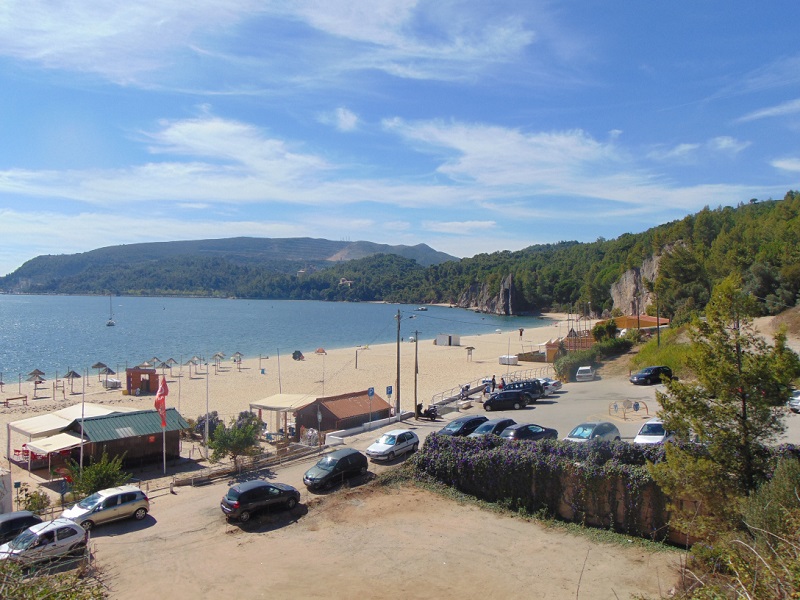 Carros estacionados na praia de Albarquel em Setúbal