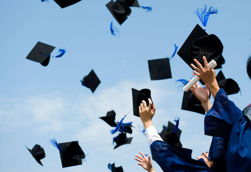 Estudantes com roupa de formatura