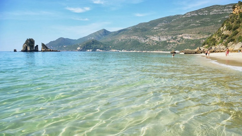 Mar da praia Portinho da Arrábida em Setúbal