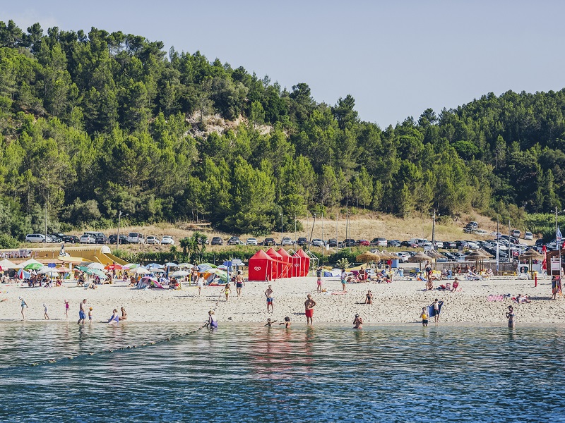 Visitantes na praia de Albarquel em Setúbal