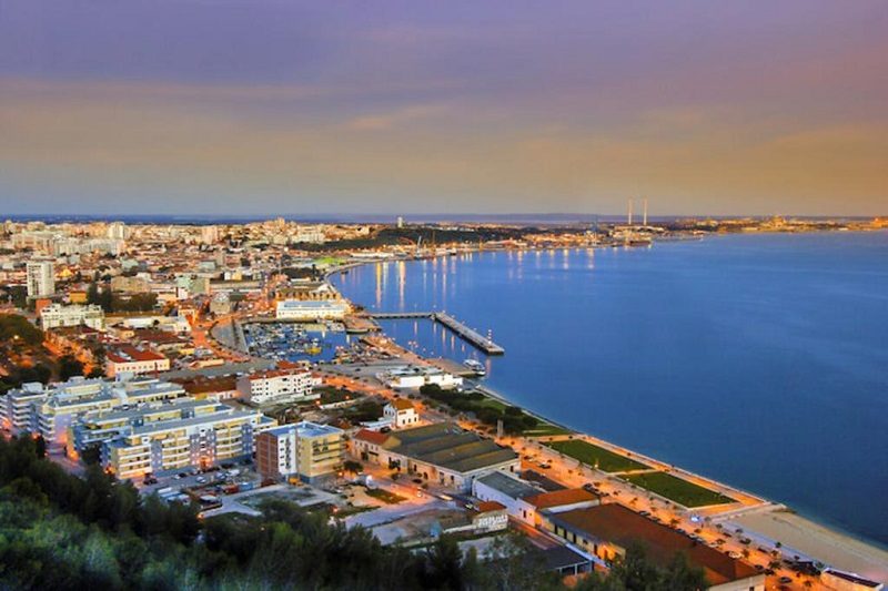 Vista de Setúbal à noite