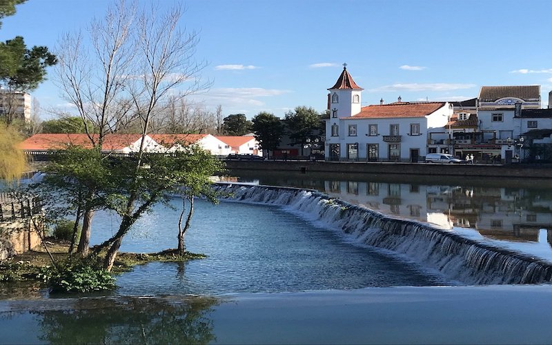 Passeio de barco pelo rio Nabão