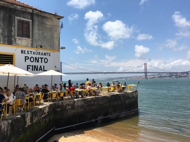 Passear pela margem do rio em Cacilhas