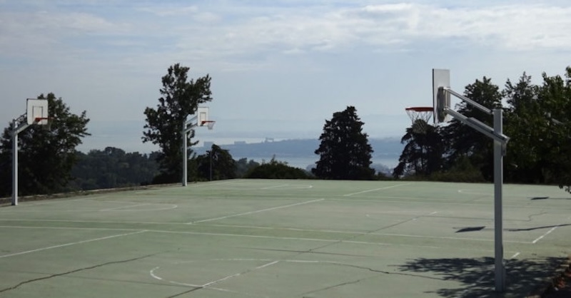 Quadra de basquete no Parque Florestal do Monsanto